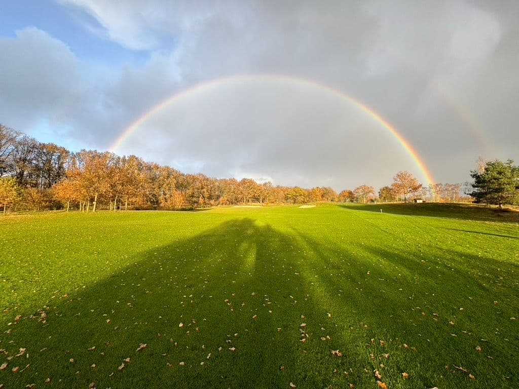Golfbaan bij zonsopgang